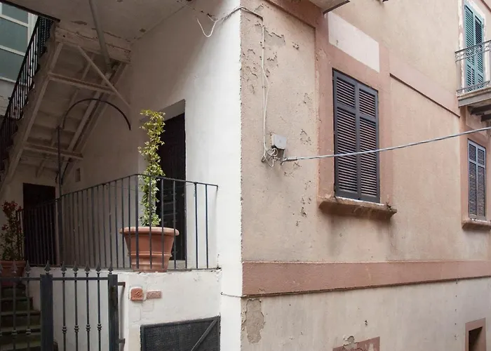 Borgo Petelia, Casa Mannarino, Eugenio 公寓 *